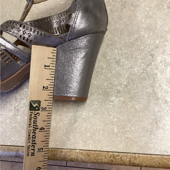 Vince Camuto silver metallic open toe gladiator style heels 7 1/2 - Picture 8 of 9